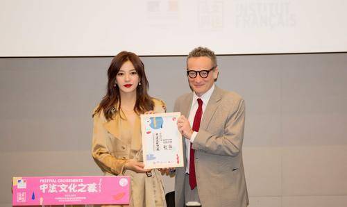 光阴|赵薇瘦下来真好看，一袭风衣美回颜值巅峰，看不出43岁了