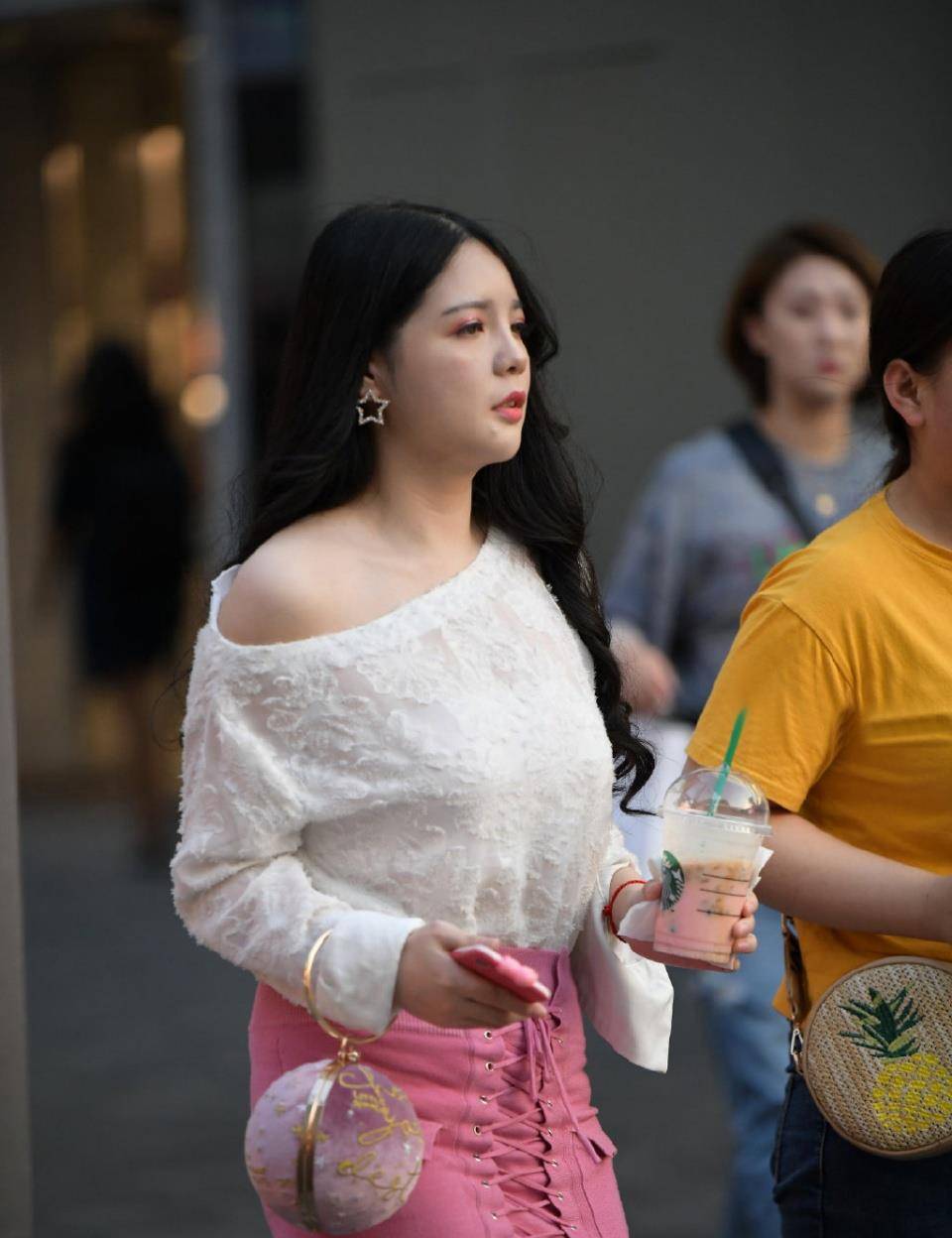 线条美|女性显身材的搭配，包臀裙配蕾丝衫，修身好看又优雅有气质