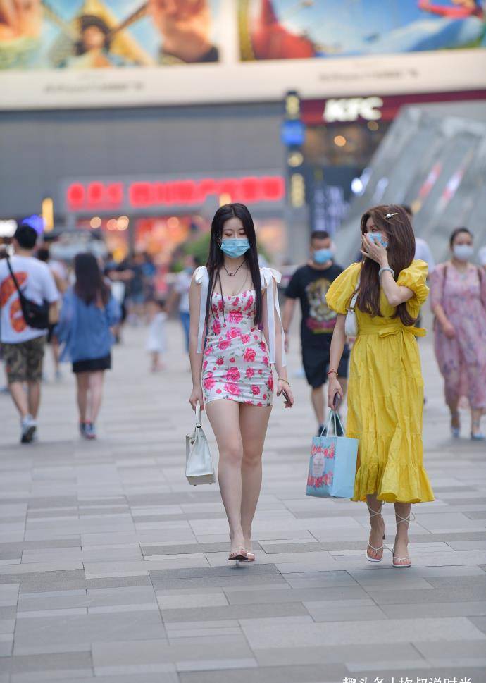 材质|鲜艳抢眼的印花连衣裙,穿出“仙女”的感觉,温柔而优雅!