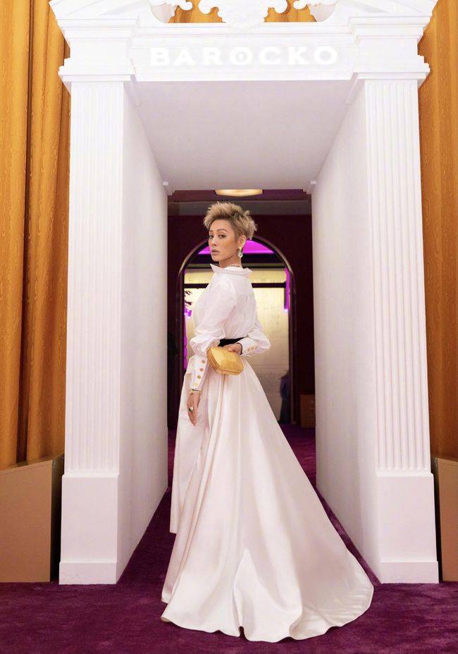 黑色|宁静登西安城墙，毛绒大衣很有女人味