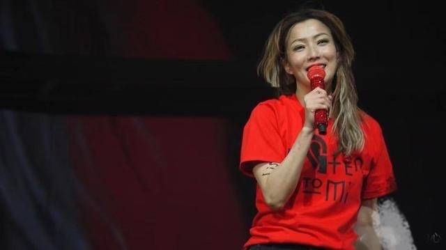 生活|郑秀文庆49岁生日，浓妆下脸都这么垮，身材又消瘦更像个老人！