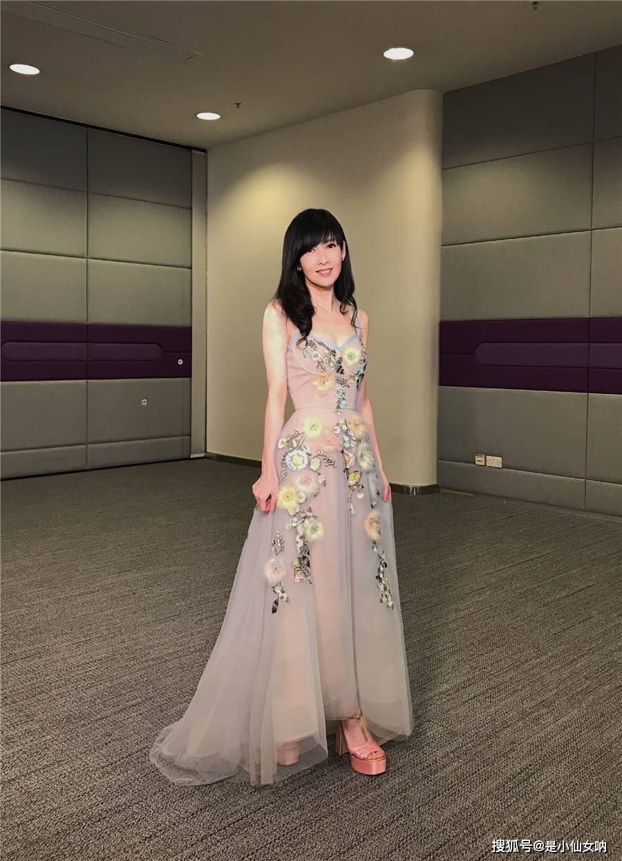 方面|女神周慧敏也不得不服老，53岁穿连衣裙扮嫩，只能靠气质硬撑