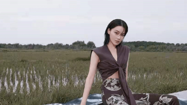 身材|军嫂张馨予不改性感本色！新大片湿发露肚脐女人味爆棚，身材真辣