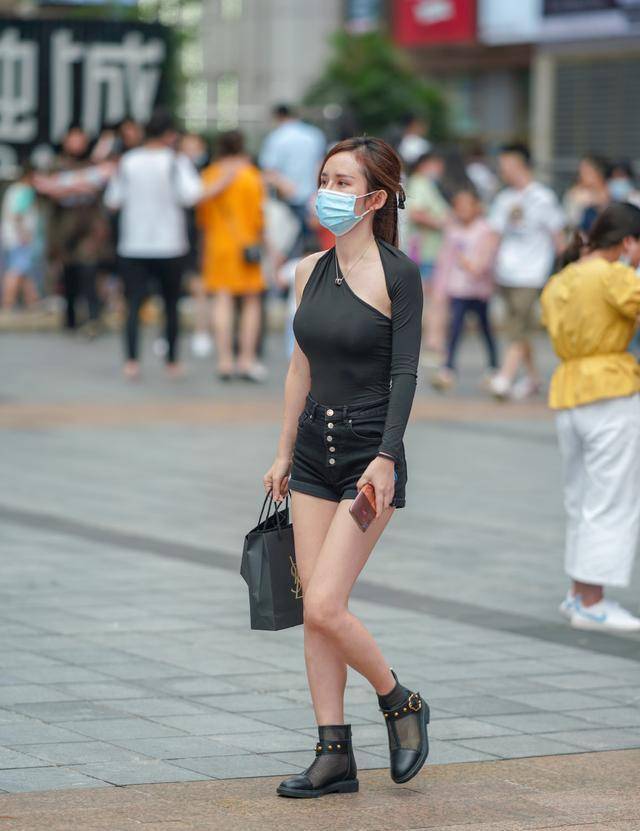 设计|女生的夏季短裤穿搭，配上个性上衣，清凉时尚又潮流