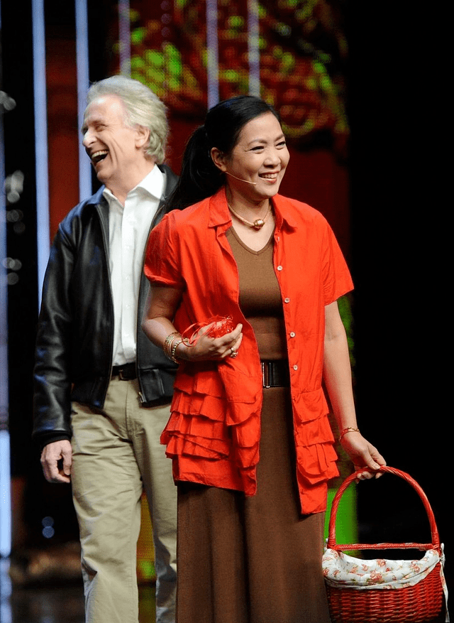 围巾|沈丹萍彻底高调了，穿蕾丝连衣裙配彩色围巾，钻石项链太抢眼