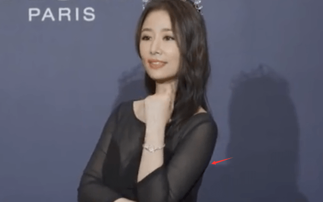 都美|林心如成闺蜜团颜霸!素颜比林熙蕾富士康老板娘都美,生图显老气