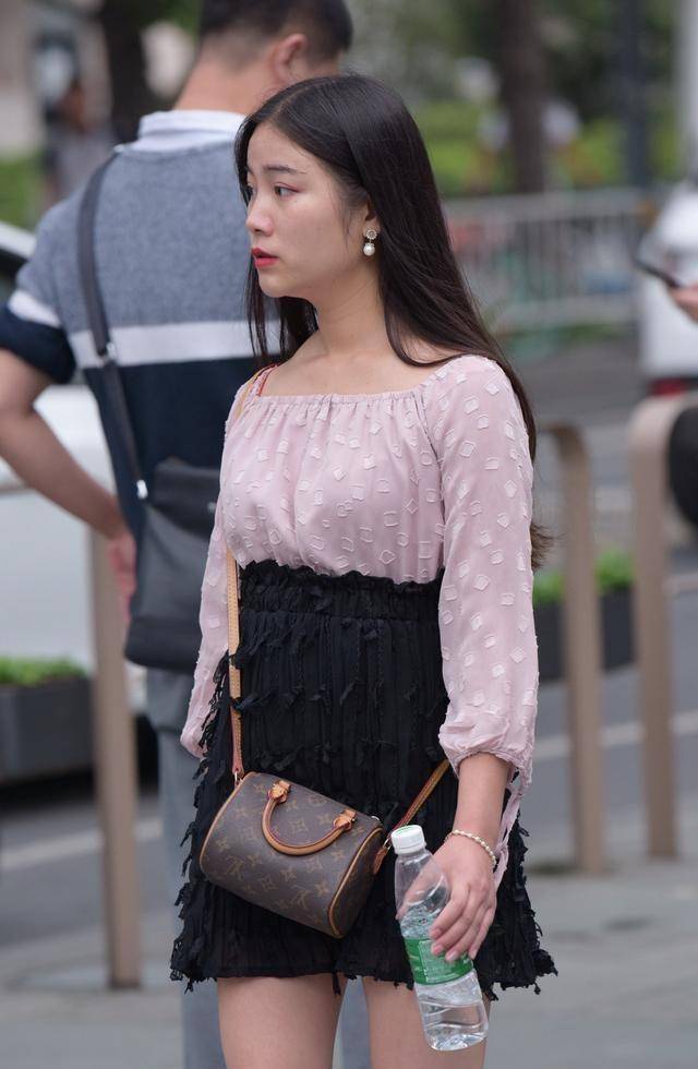 女王|连衣裙自带女王光环，搭配方面更是彰显个性，懒散随意