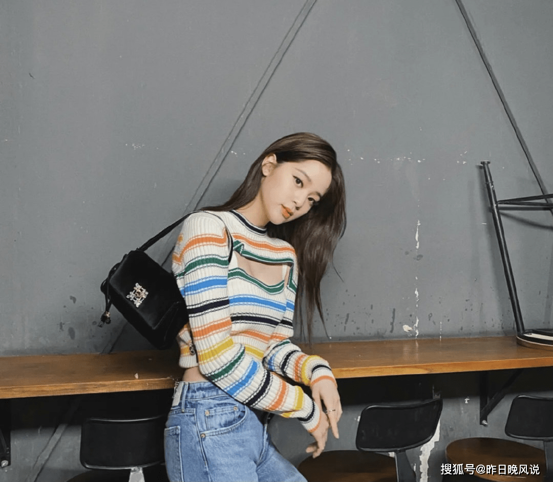 设计|欧阳娜娜终于转变路线，走御姐风撞衫迪丽热巴，两人气质不相上下