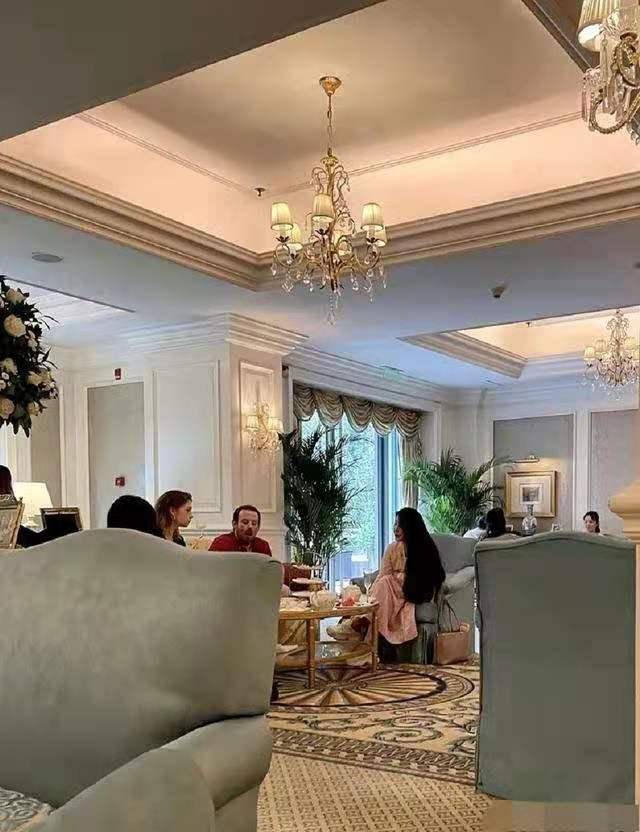 真会|范冰冰巨星气场不再！穿粉裙与外国男友人聚会，拿大水壶真会养生