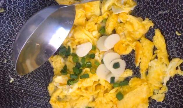 卫生状况|1把面条,4个鸡蛋,再加配菜,简单制作营养早餐面。