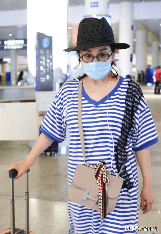 黑色|陈松伶都被张铎宠成小女孩了，中年发福穿宽松条纹T恤，也不尴尬