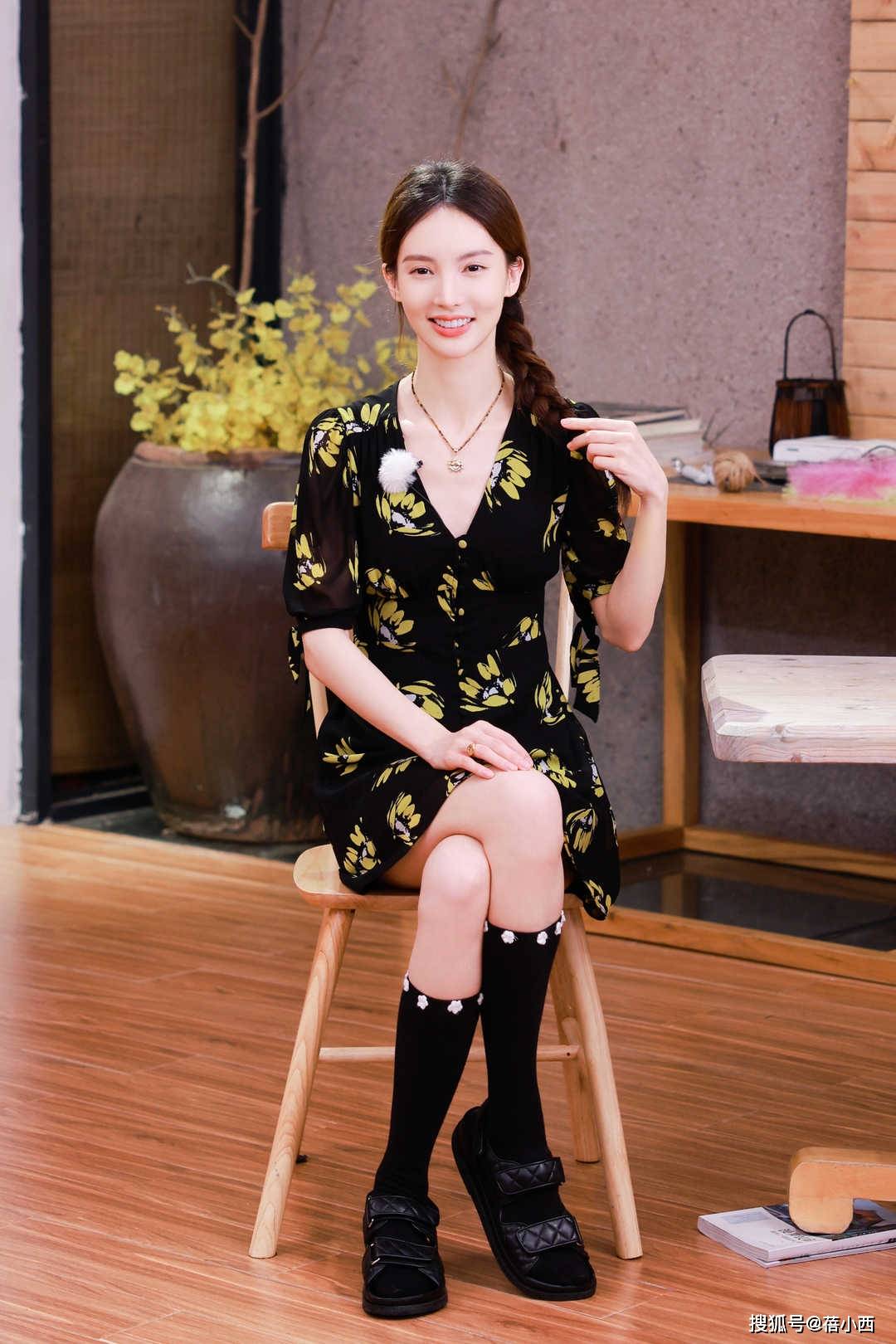 出圈|金晨有舞蹈家身材就是敢穿，一袭半透视连衣裙亮相，轻松美出圈