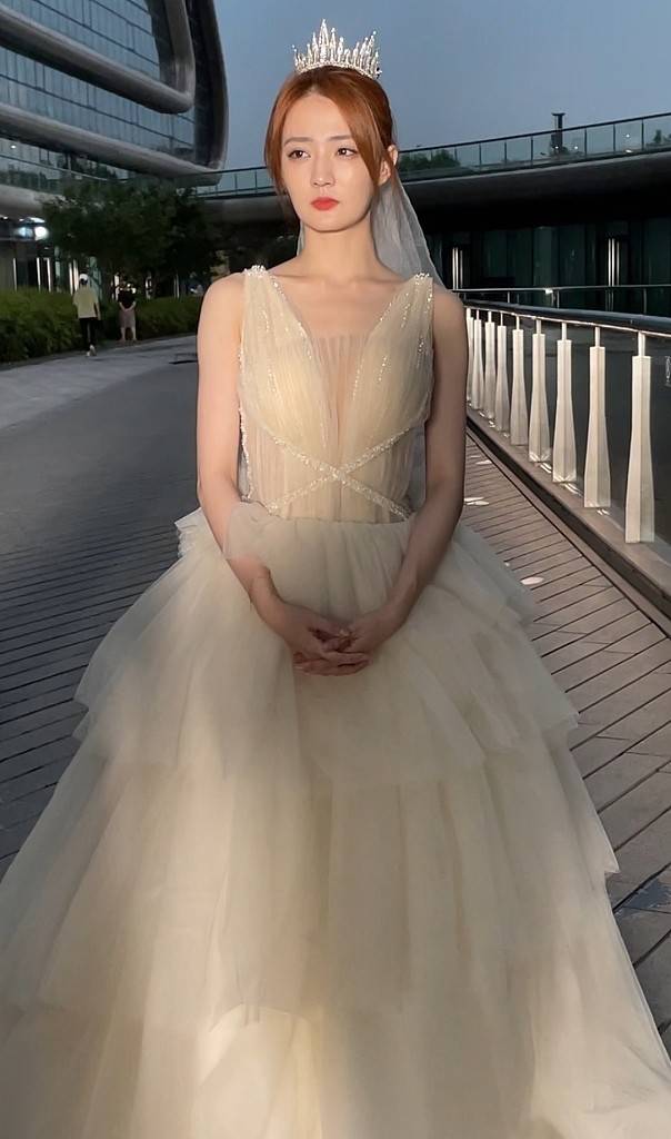 个性|徐璐晒出“女生的快乐”,满屋礼服让人羡慕,穿上礼服的她才惊艳