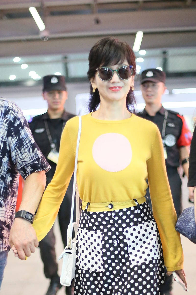 下半身|赵雅芝夫妻恩爱携手走机场，黄T波点裙超减龄，65岁穿得像是35岁