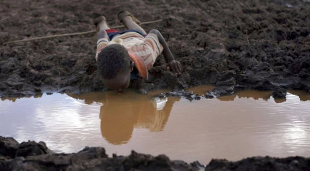 非洲没水喝的孩子图片图片