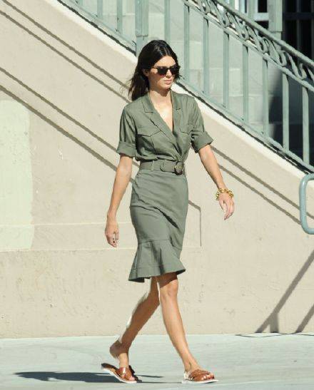 达尔|超模肯达尔拍大片，一袭军绿连衣裙优雅干练，换上拖鞋变慵懒girl