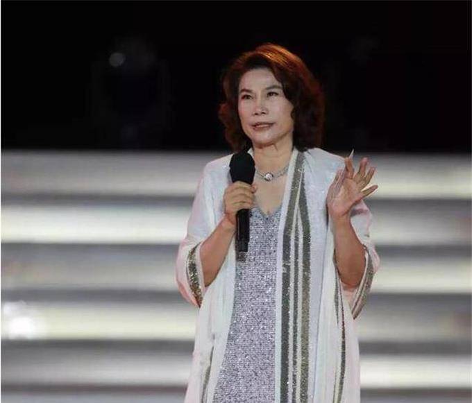 面的|董明珠真有女企业家的风范。66岁的她穿着V领连衣裙，优雅大方