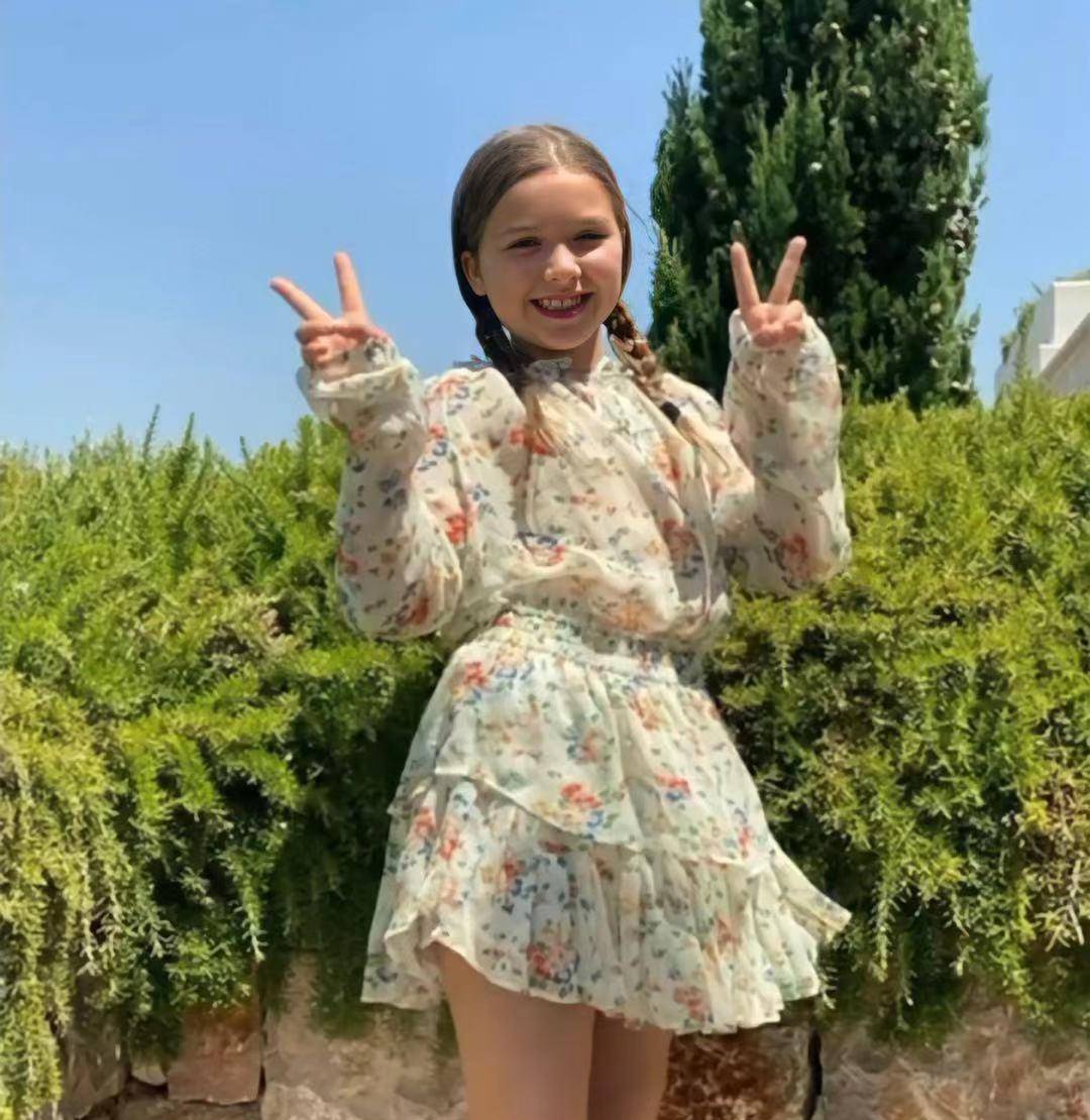 大嫂|小七跟大嫂出游!两人合影亲密搂抱，大嫂穿V领上衣难挡火辣身材