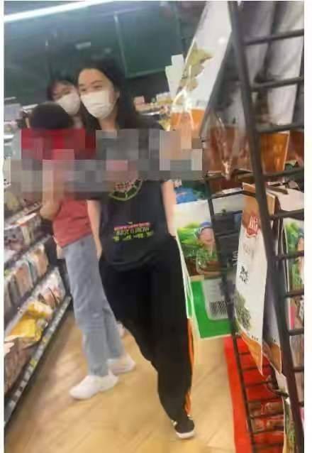 进行|15岁李嫣比王菲还潇洒!穿休闲装跟奶奶逛超市,五官像翻版李亚鹏