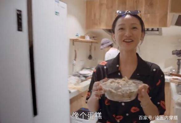 活动|周迅西装配短裙出席活动,背起手像“老干部”,眼中灵气引人注目