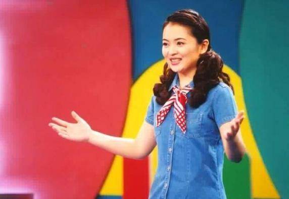 曾是《大风车》节目主持人,与二婚丈夫至今无子,今54岁优雅大气_鞠萍