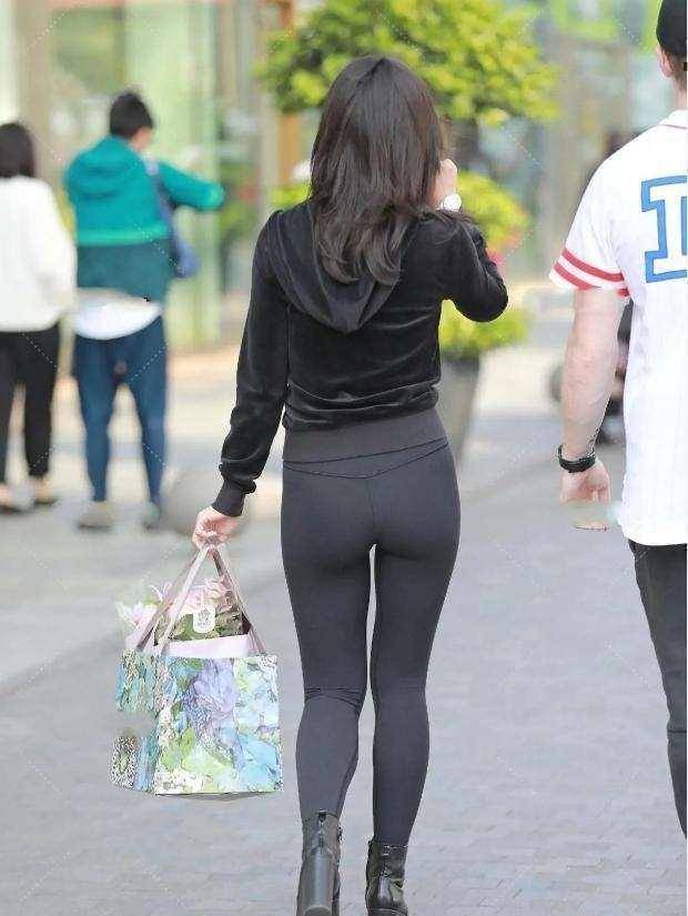 颜色|黑色长袖上衣搭配灰色紧身打底裤，同色系搭配，简约潮流