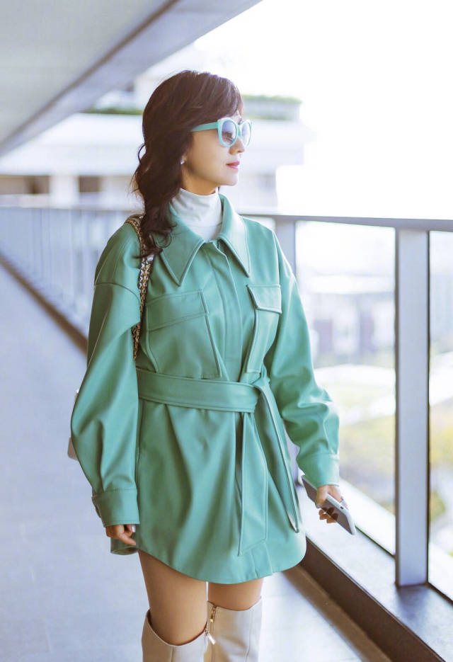 眼镜框|赵雅芝还是那个“白娘子”，穿绿色皮衣太时髦，造型堪比时装秀