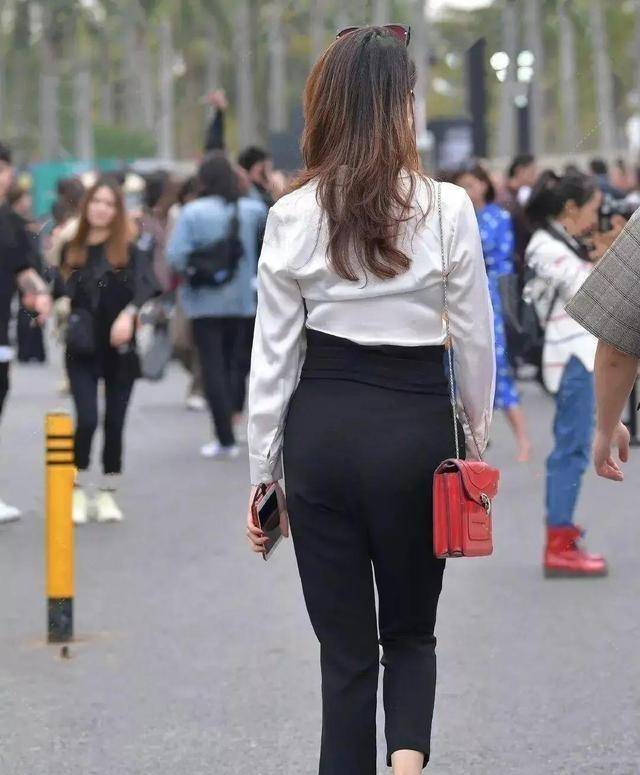 色调|打底裤的打扮撑起自信姿态，显出女性的青春气息