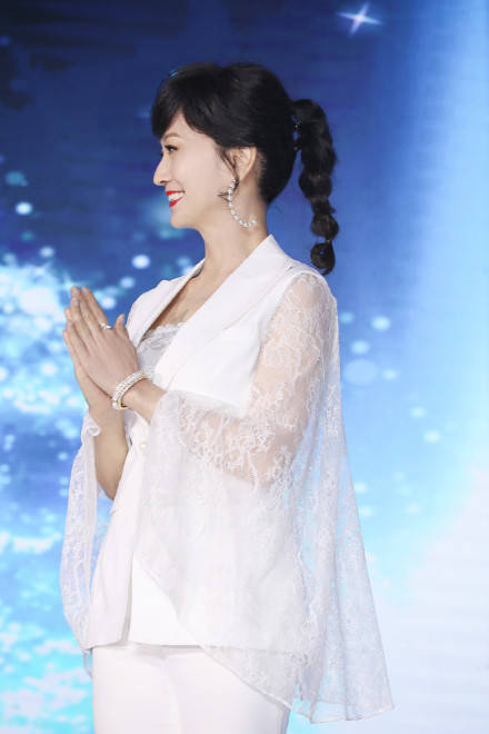 立体感|赵雅芝还是那个“白娘子”,穿蕾丝西装太时髦,脚踩恨天高气场强