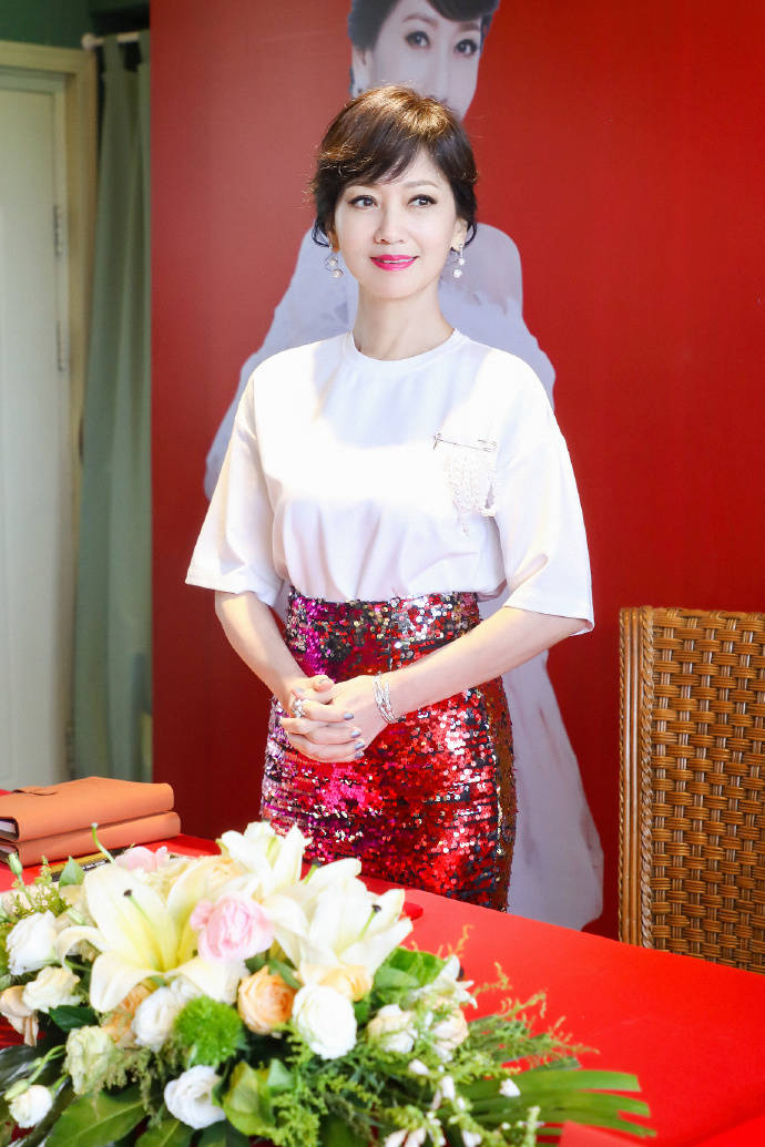 鱼尾|赵雅芝踩“细针”走活动,波光鱼尾裙不显老,身材瘦得惹人疼