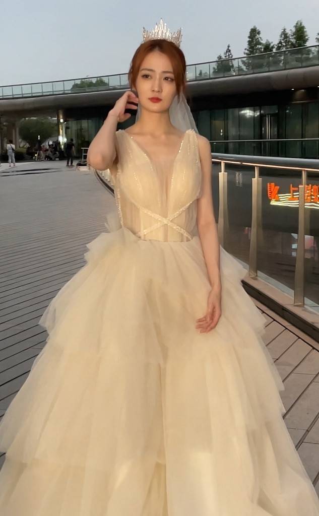 个性|徐璐晒出“女生的快乐”,满屋礼服让人羡慕,穿上礼服的她才惊艳