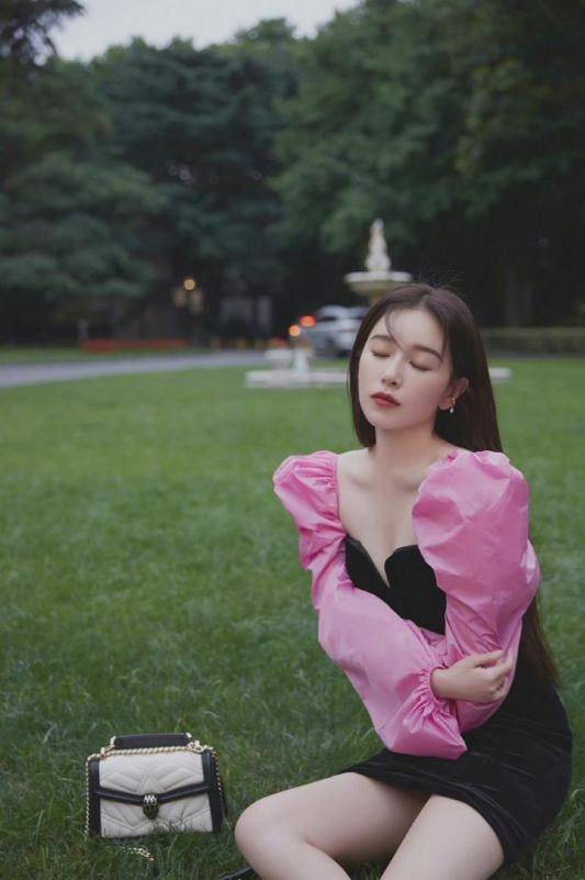 美人|阚清子演绎法式摩登美人,包臀裙都短到大腿根,为了出圈真的拼