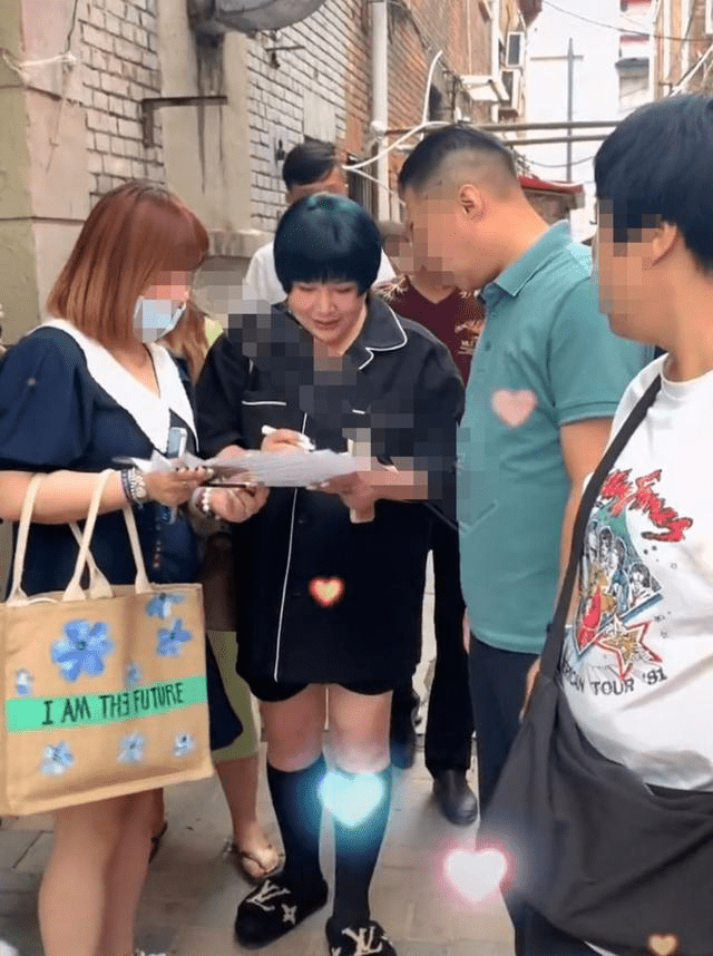 袜子|郭德纲老婆出行被要签名，玩下衣失踪穿长袜，胖也胖的这么时髦！