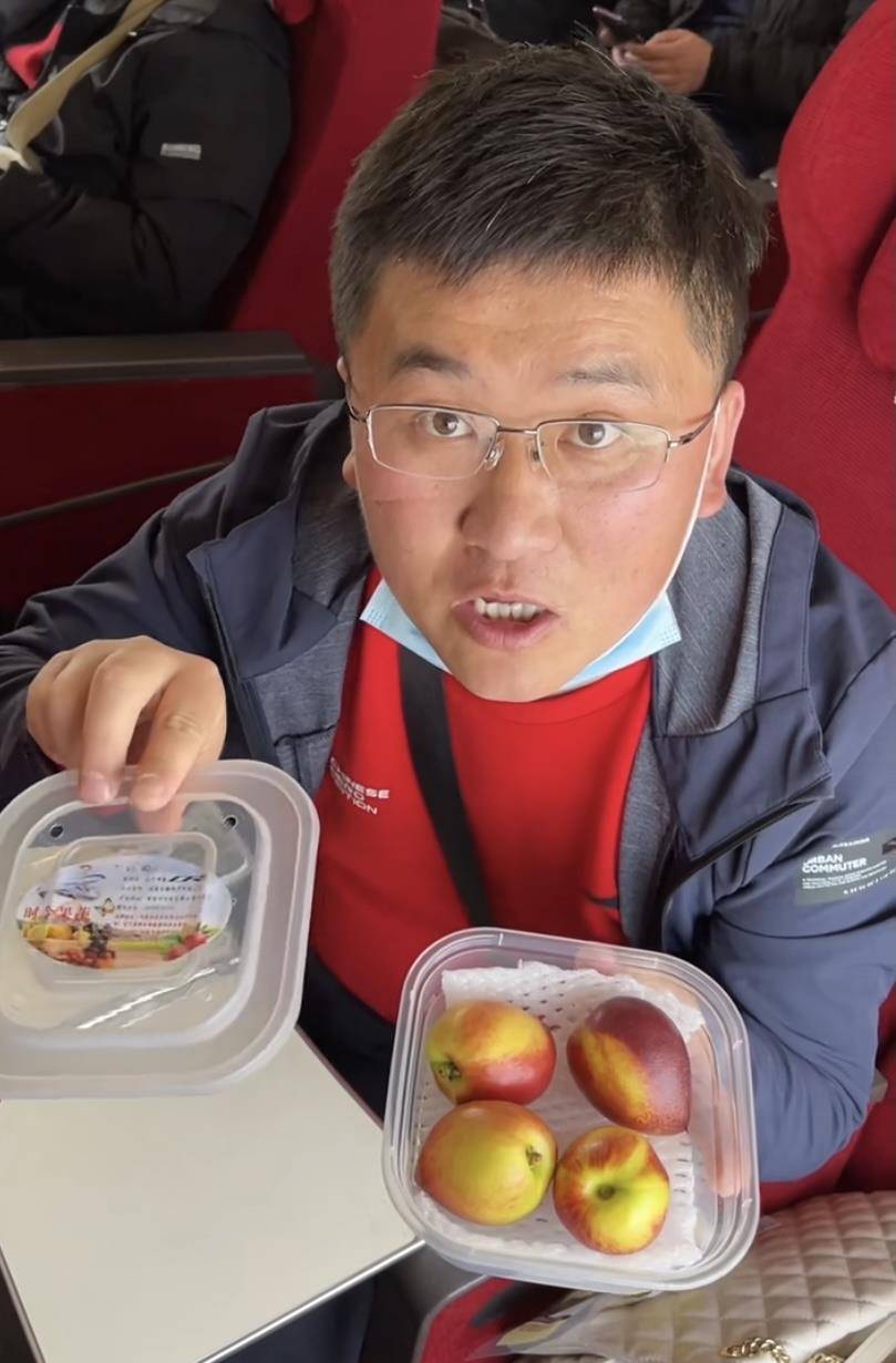 明星姜涛搏眼球翻车,吐槽青岛一盘饺子38元太贵后,遭市民怒斥_机场