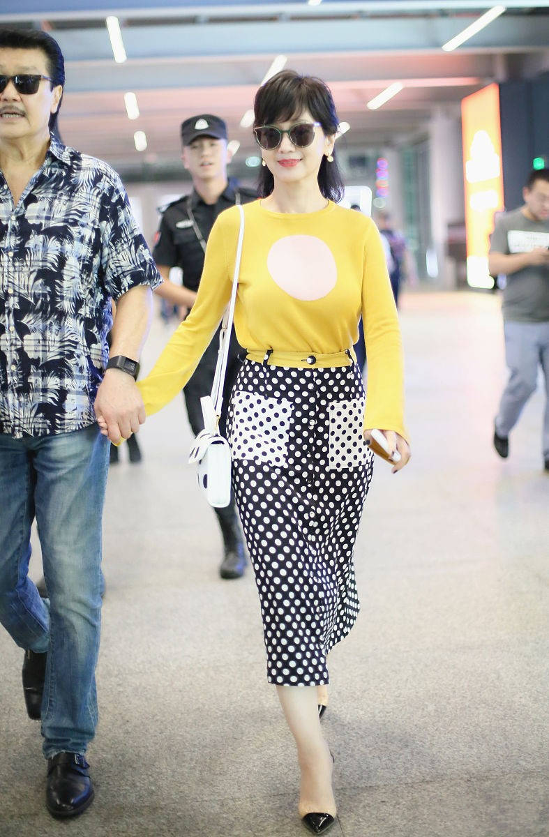 下半身|赵雅芝夫妻恩爱携手走机场，黄T波点裙超减龄，65岁穿得像是35岁
