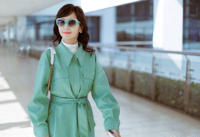 眼镜框|赵雅芝还是那个“白娘子”，穿绿色皮衣太时髦，造型堪比时装秀