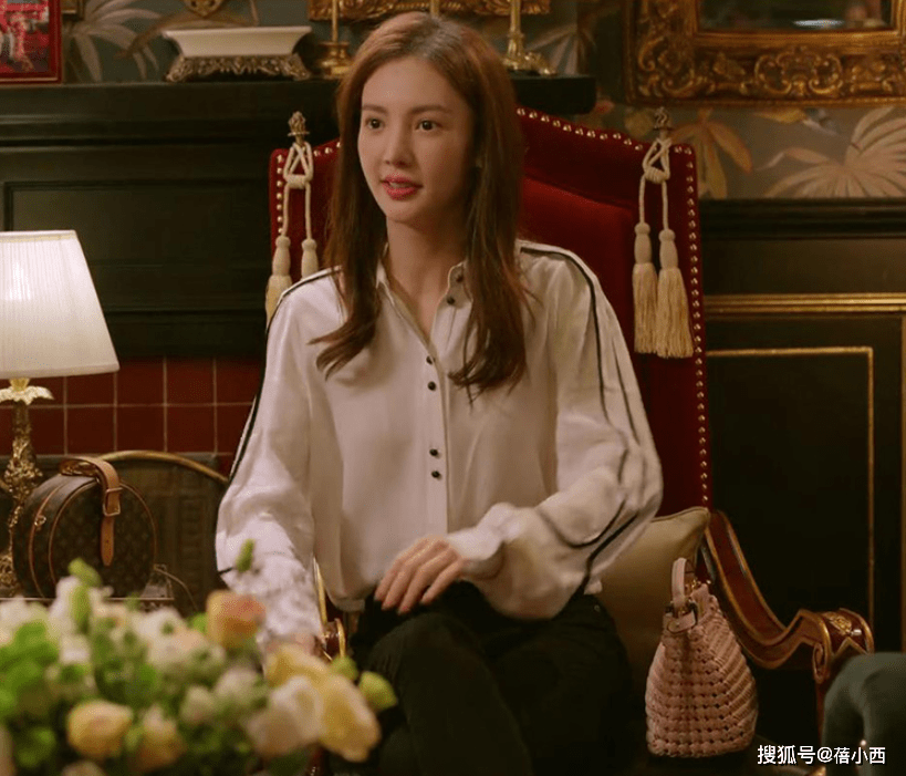 出圈|金晨有舞蹈家身材就是敢穿，一袭半透视连衣裙亮相，轻松美出圈