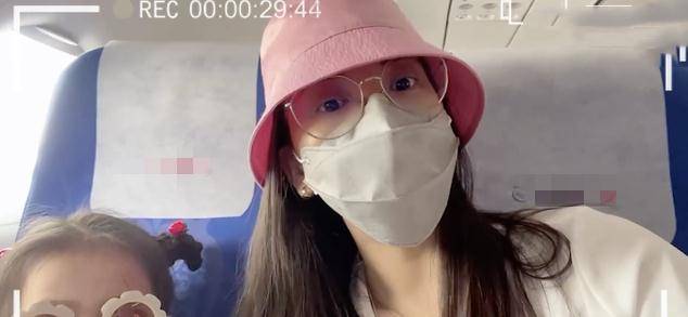 郭富城|郭富城妻子带俩娃游玩！身材苗条瘦成竹竿，女儿继承其大长腿大眼