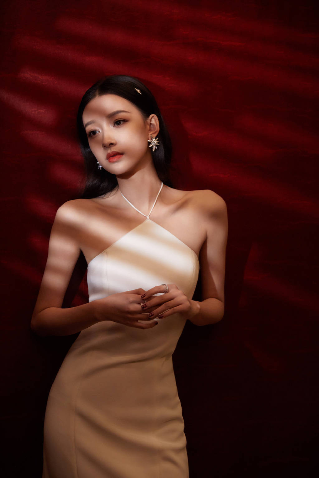 设计|孙怡顾前不顾后，白色挂脖露背礼裙开叉大秀长腿，哪里像当妈的人