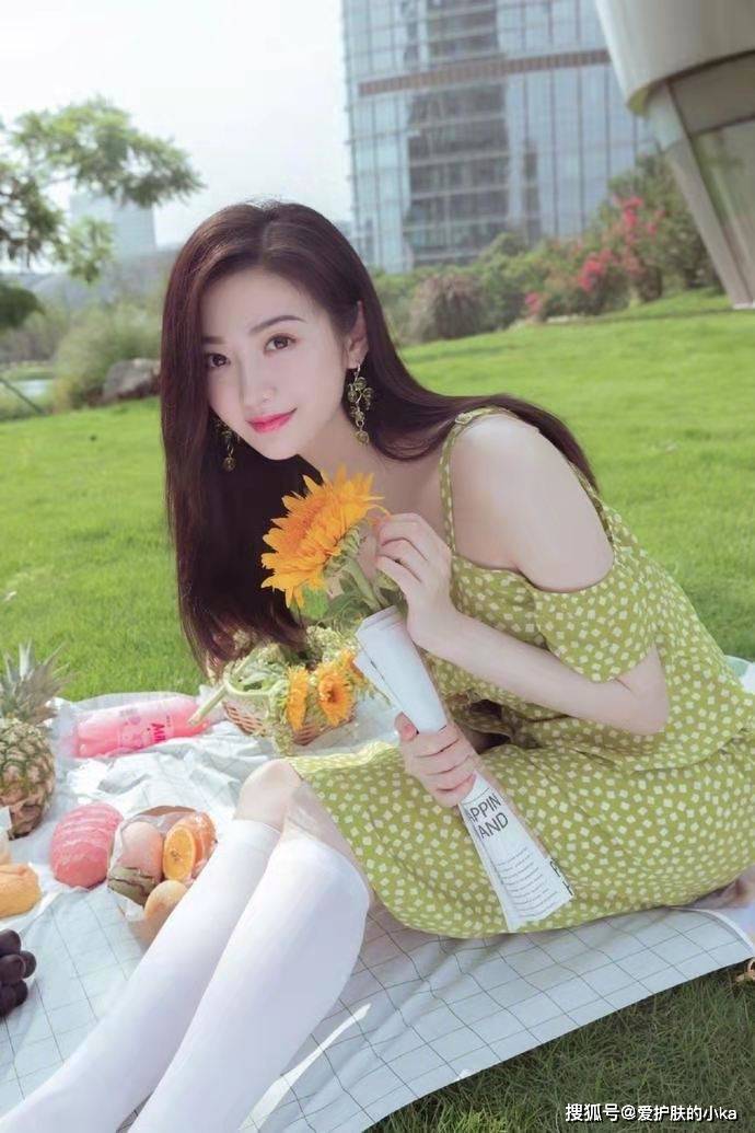 身材|景甜翻红后越来越敢穿了，波点小绿裙清新又洋气，配毛毛拖看不懂