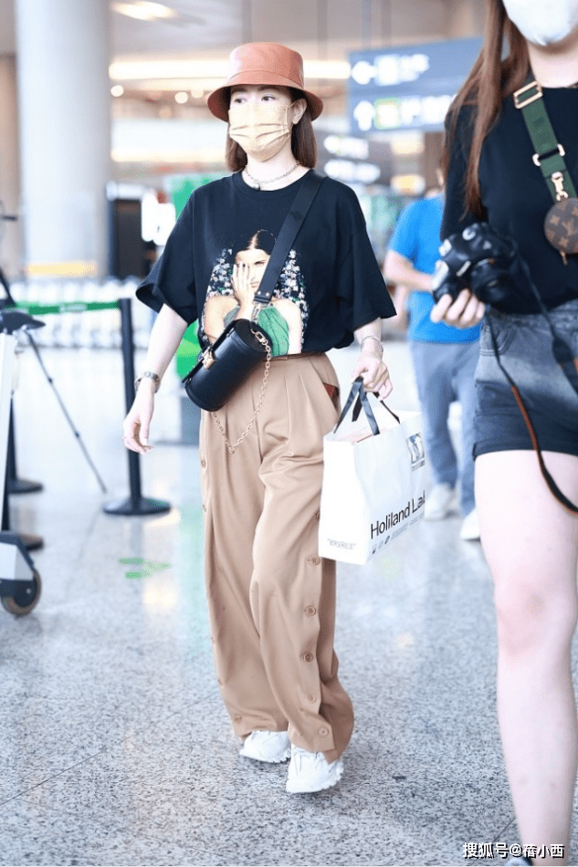 亮点|佘诗曼气质在根本不用扮嫩，穿T恤配阔腿裤走机场，哪像75年的？