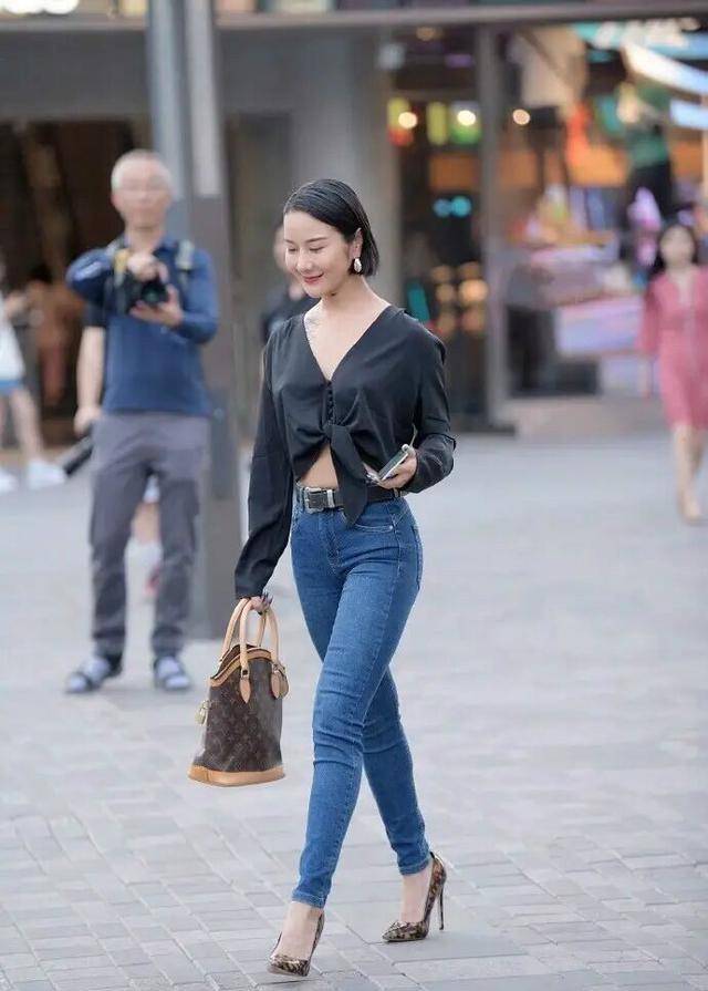高跟鞋|黑色豹纹高跟鞋搭配蓝色九分打底裤，时尚潮流，走红时尚圈