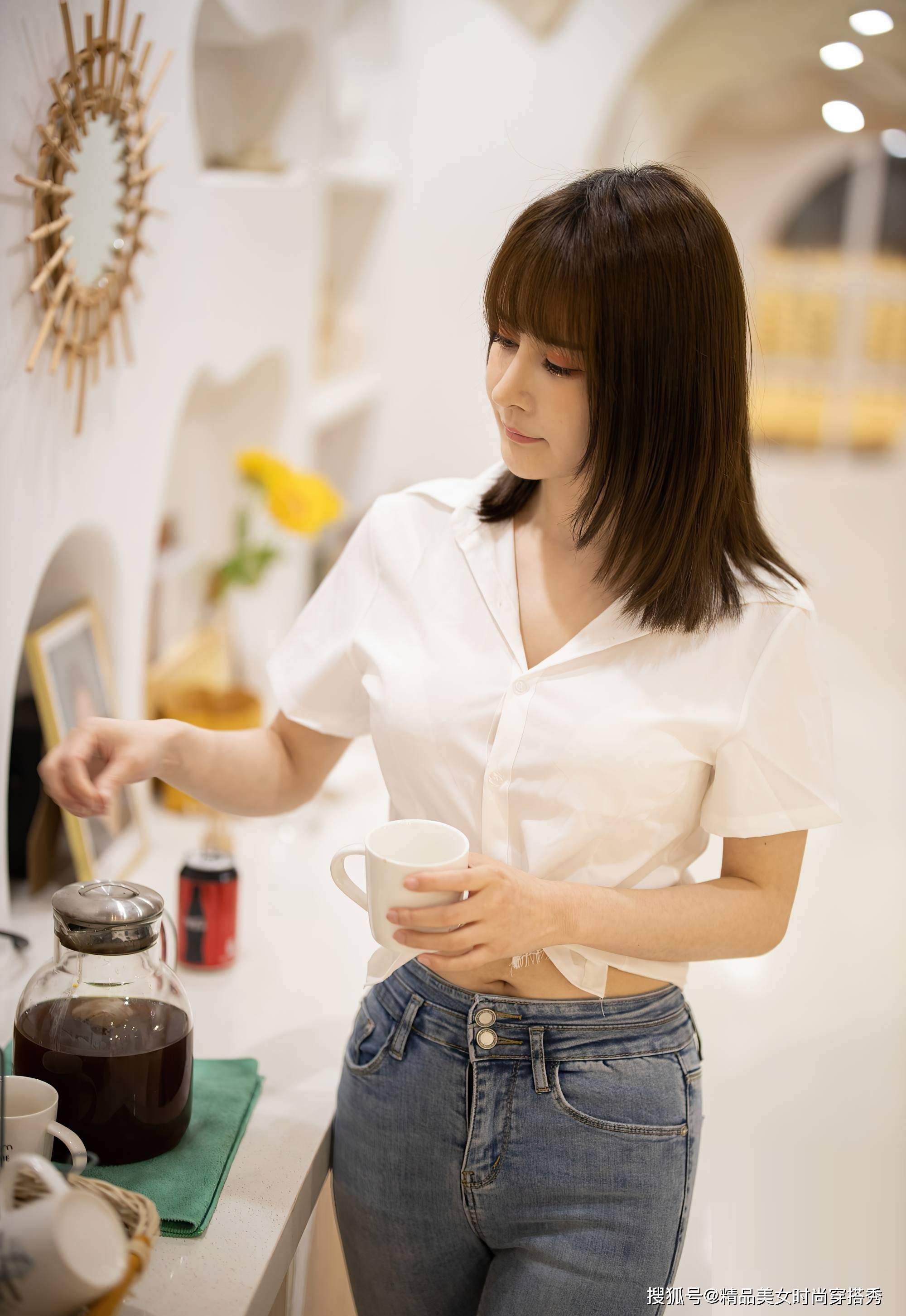腰肢|紧身的牛仔裤很是精致耐看,上搭白色的衬衫,率性十足