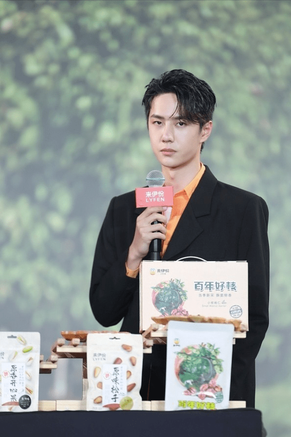 黑色|王一博的气场好强，穿着成熟稳重的西装，有点“霸道总裁”那味了