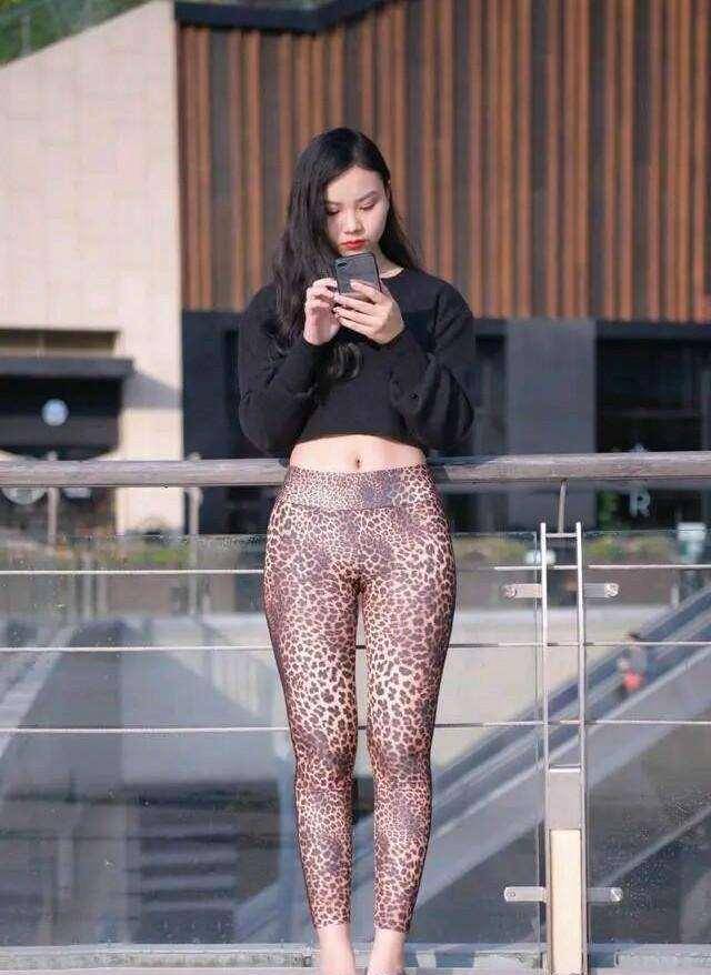 牛仔|黑色花边背心搭蓝牛仔短裤,性价比很高的选择,不过时的潮流搭配