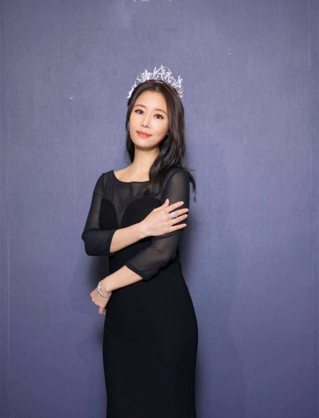 长发|45岁林心如素颜出镜！挑染新发色好少女，活动上全程护肚疑怀二胎