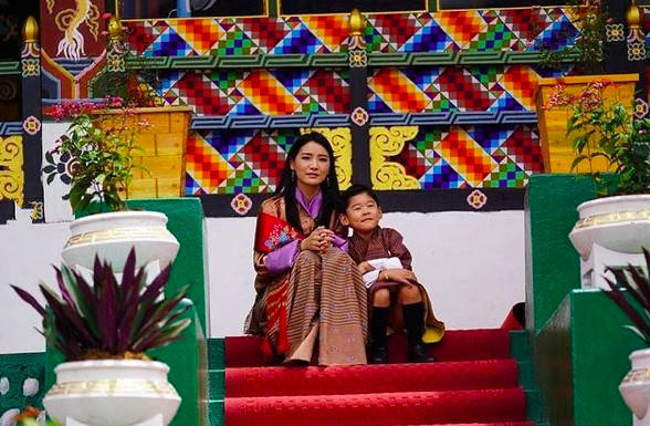 旺楚克|不丹美女王后终于亮相！香槟色上衣有少女感，被国王搂入怀不开心