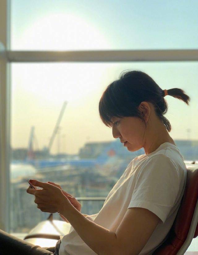 西裤|孙燕姿穿搭路人感强烈，T恤宽大不显身材，滤镜重重难掩皮肤松弛