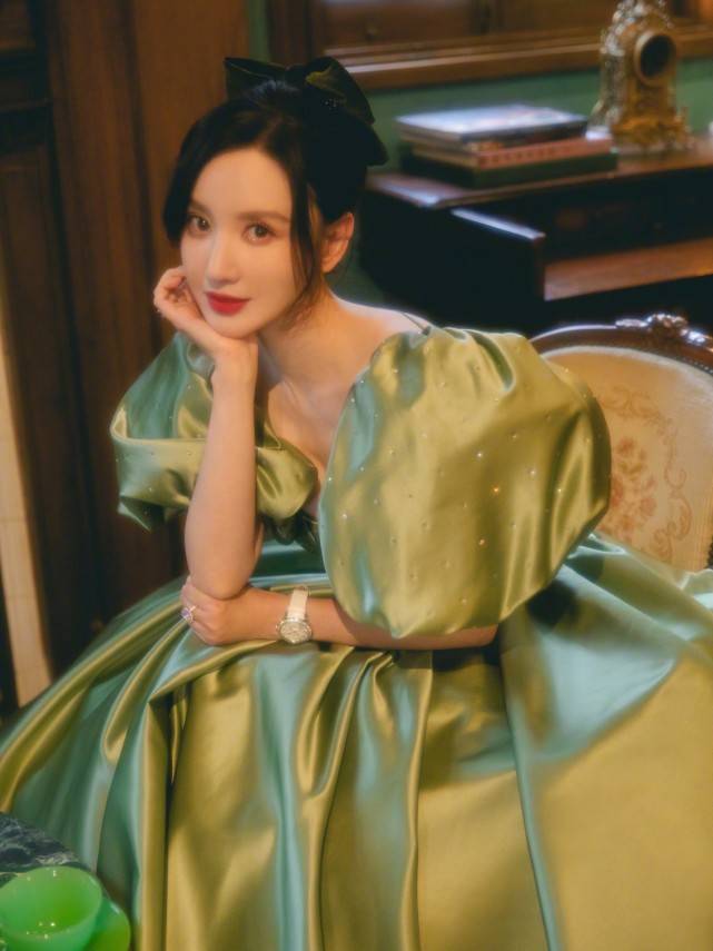 氛围|张萌拿出“老板娘”的气场，同框男模张亮也不输，穿公主裙真抢镜