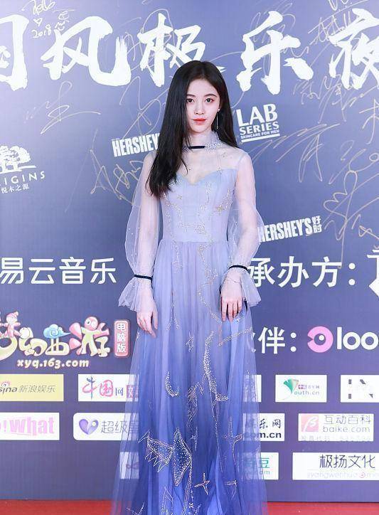 进行|美女就是养眼，金莎鞠婧祎站一起，一个圆润一个瘦，穿裙子都好美